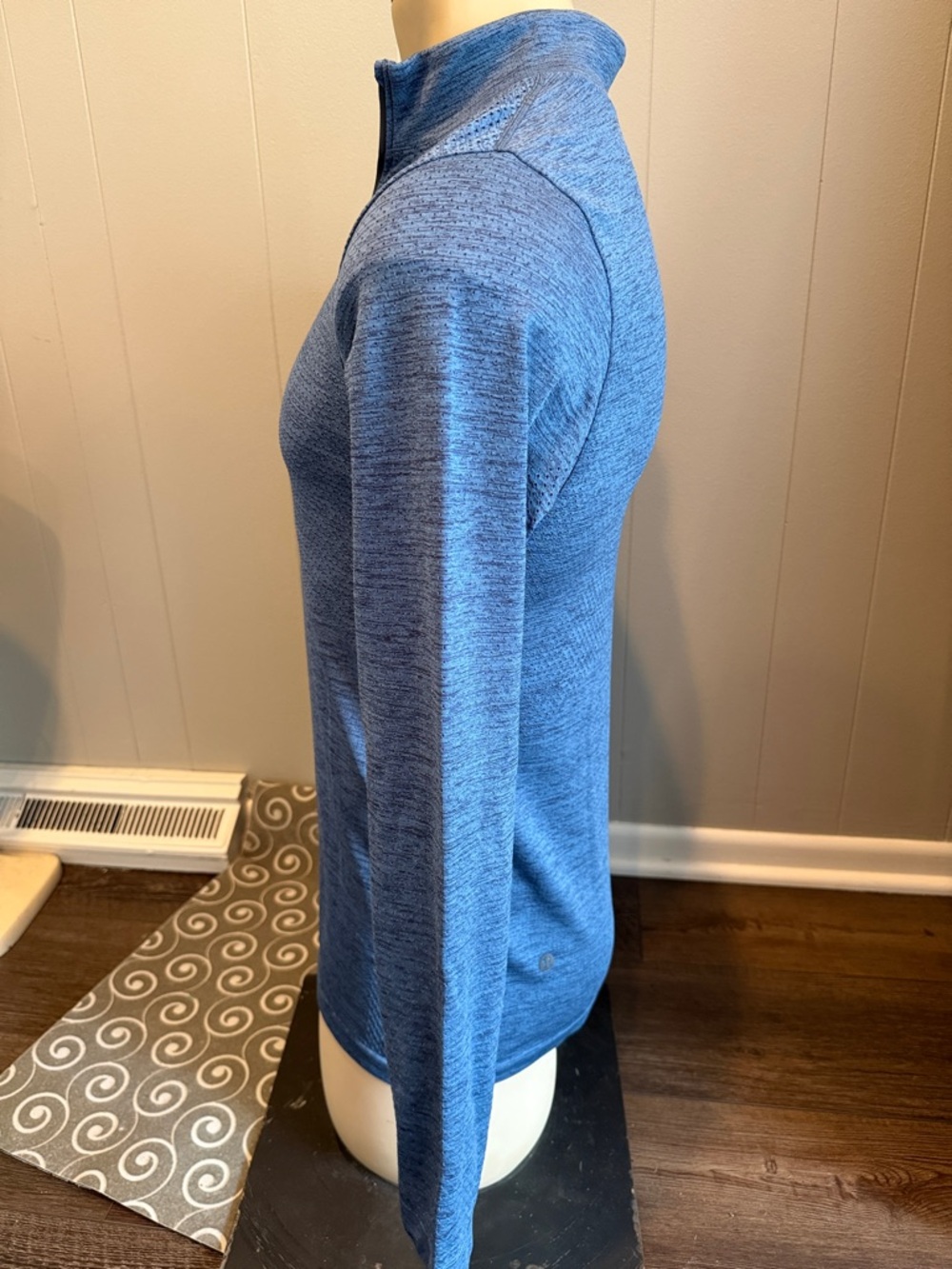 B40 lululemon athletica Men's Small Heathered Blue Half-Zip Pullover - Picture 4 of 5